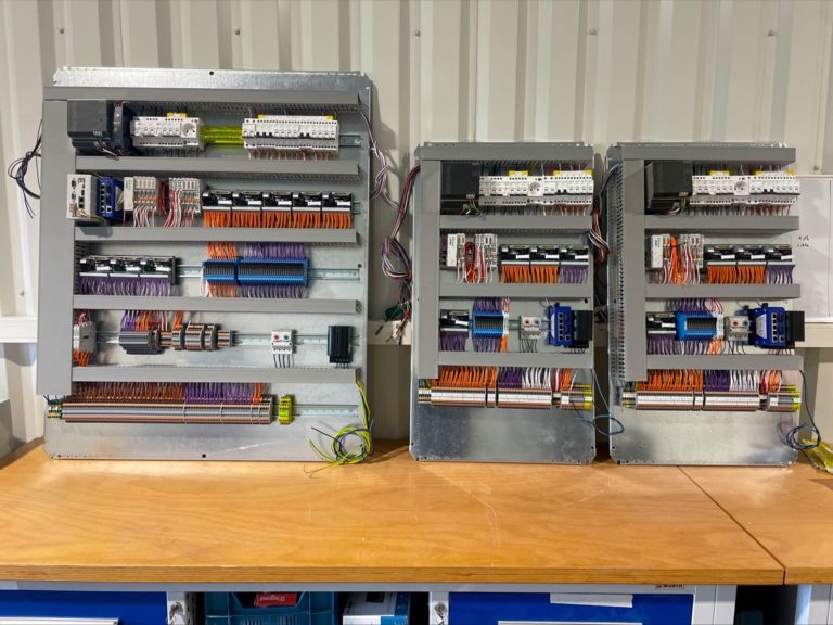 Oui, chez Systematech nous aimons les armoires bien organisées voici les premières d’une belle série 🤩 Bravo à nos monteurs pour ce beau travail et vivement les prochaines. 👏🏼💪🏼 #tableautier #electricité #bassindarcachon #photovoltaïque #cvc