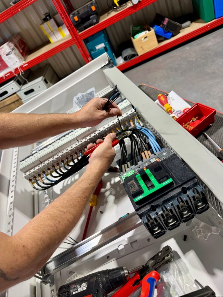 Ici, les armoires ne se fabriquent pas toutes seules. Bienvenue dans l'atelier — c'est ici que vos