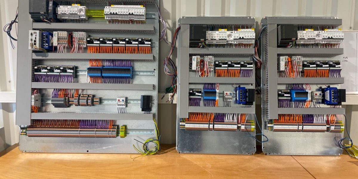 Oui, chez Systematech nous aimons les armoires bien organisées voici les premières d’une belle série 🤩 Bravo à nos monteurs pour ce beau travail et vivement les prochaines. 👏🏼💪🏼 #tableautier #electricité #bassindarcachon #photovoltaïque #cvc