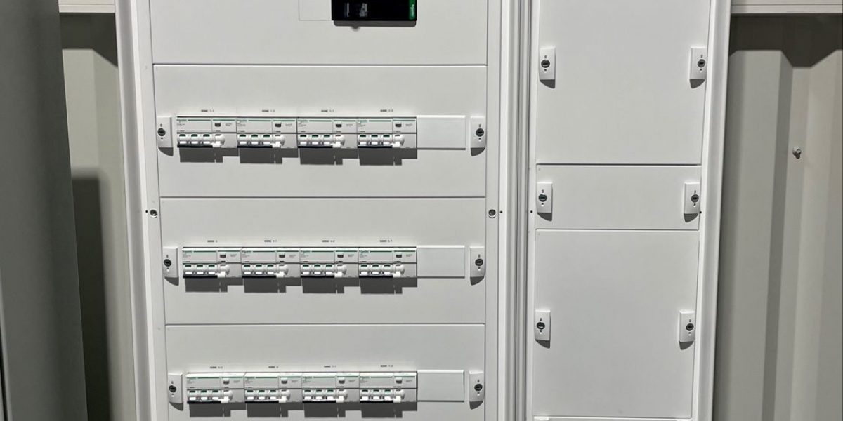 Focus sur un de nos TGBT conçu et fabriqué dans nos ateliers pour alimentation IRVE et injection d’énergie solaire. ☀️ ⚡️ 🚗 Le petit plus : livraison directement sur le chantier de notre client. 👌🏼