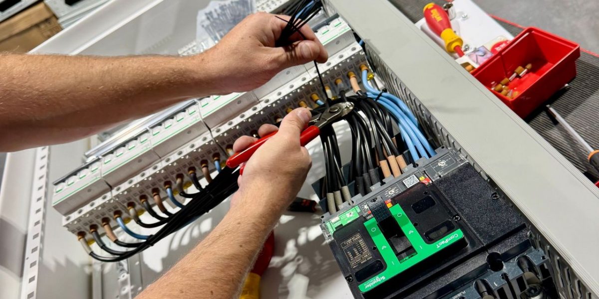 Ici, les armoires ne se fabriquent pas toutes seules. Bienvenue dans l'atelier — c'est ici que vos